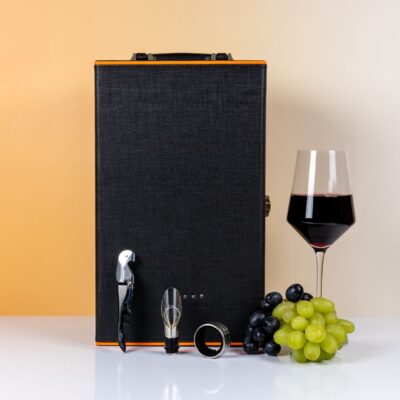 Zestaw w drewnianej skrzynce z otwieraczem, kieliszkiem i miejscem na wino