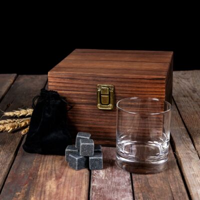 Szklanka 300 ml w drewnianej skrzynce z 6 kamieniami chłodzącymi i woreczkiem